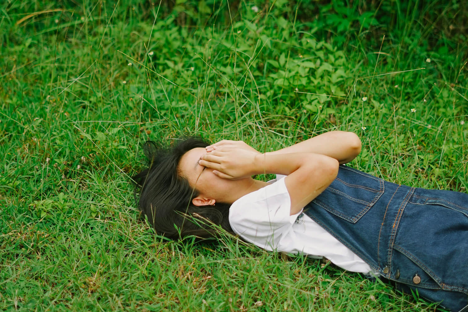 Femme fatiguée dans l'herbe