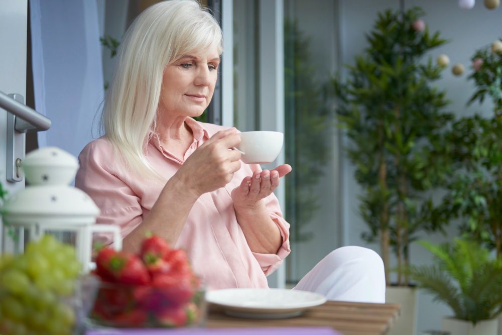 Femme âgée qui boit une tisane