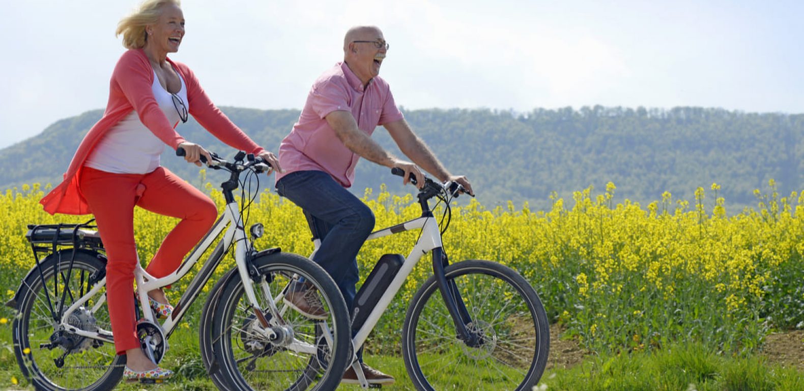 Personnes âgées faisant du vélo pour améliorer leur circulation sanguine