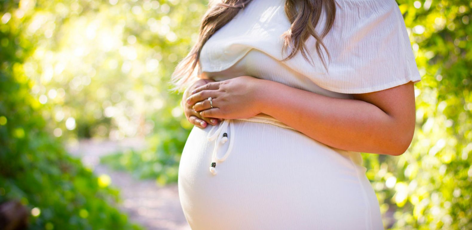 Anémie pendant la grossesse : causes, risques et traitements Femme enceinte dans la nature