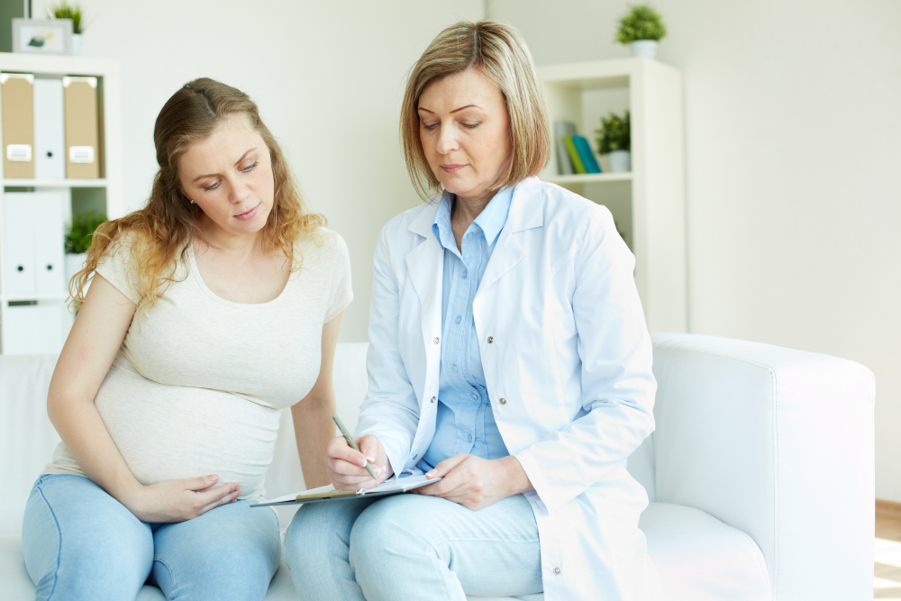 Femme enceinte qui consulte un médecin