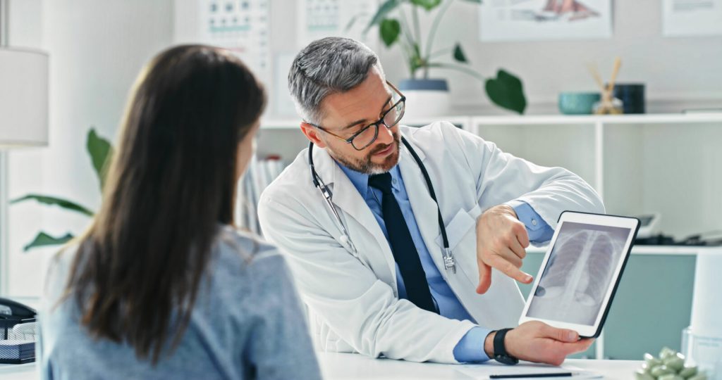 Médecin en discussion avec une femme