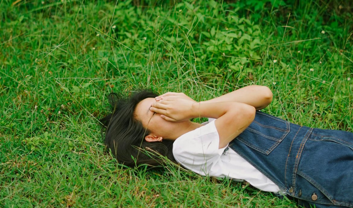 Femme fatiguée dans l'herbe