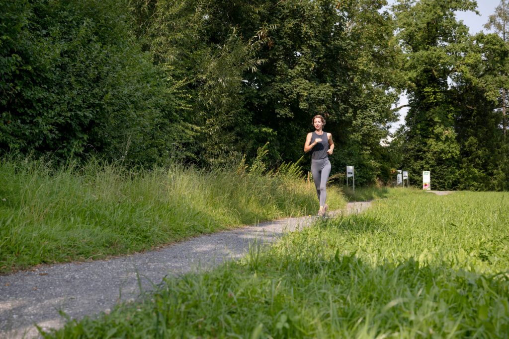 Femme qui court dans la nature