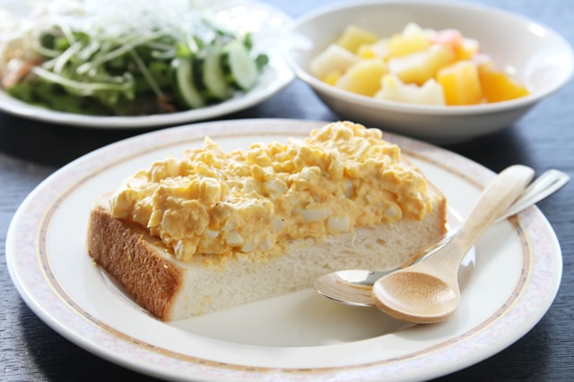 Petit déjeuner avec tartine et oeufs brouillés