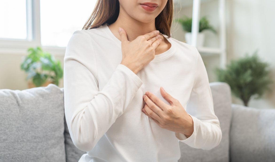 jeune femme qui a des symptômes gastro-oesophagien