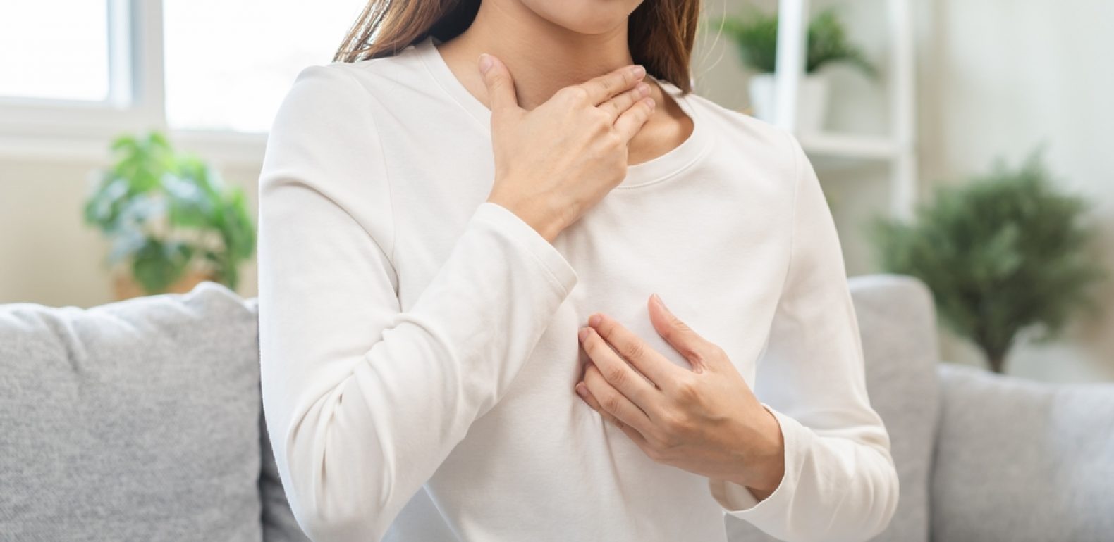 Remontées acides : causes, symptômes et solutions naturelles jeune femme qui a des symptômes gastro-oesophagien