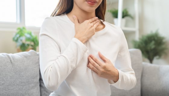 Remontées acides : causes, symptômes et solutions naturelles