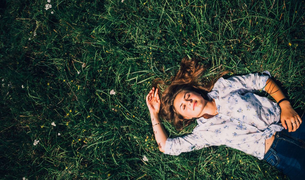 Femme qui dort dans l'herbe