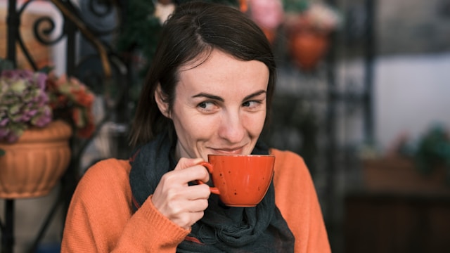 Femme buvant du thé