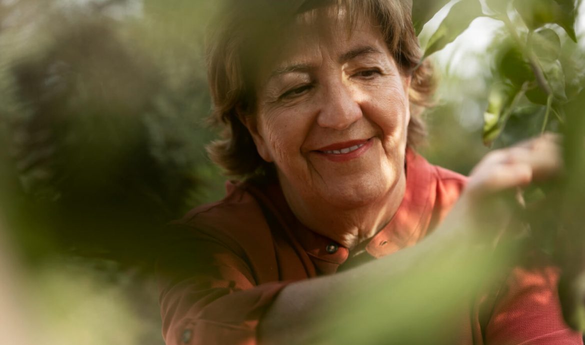Femme mûre dans la nature
