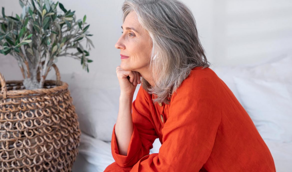 Femme qui réfléchit