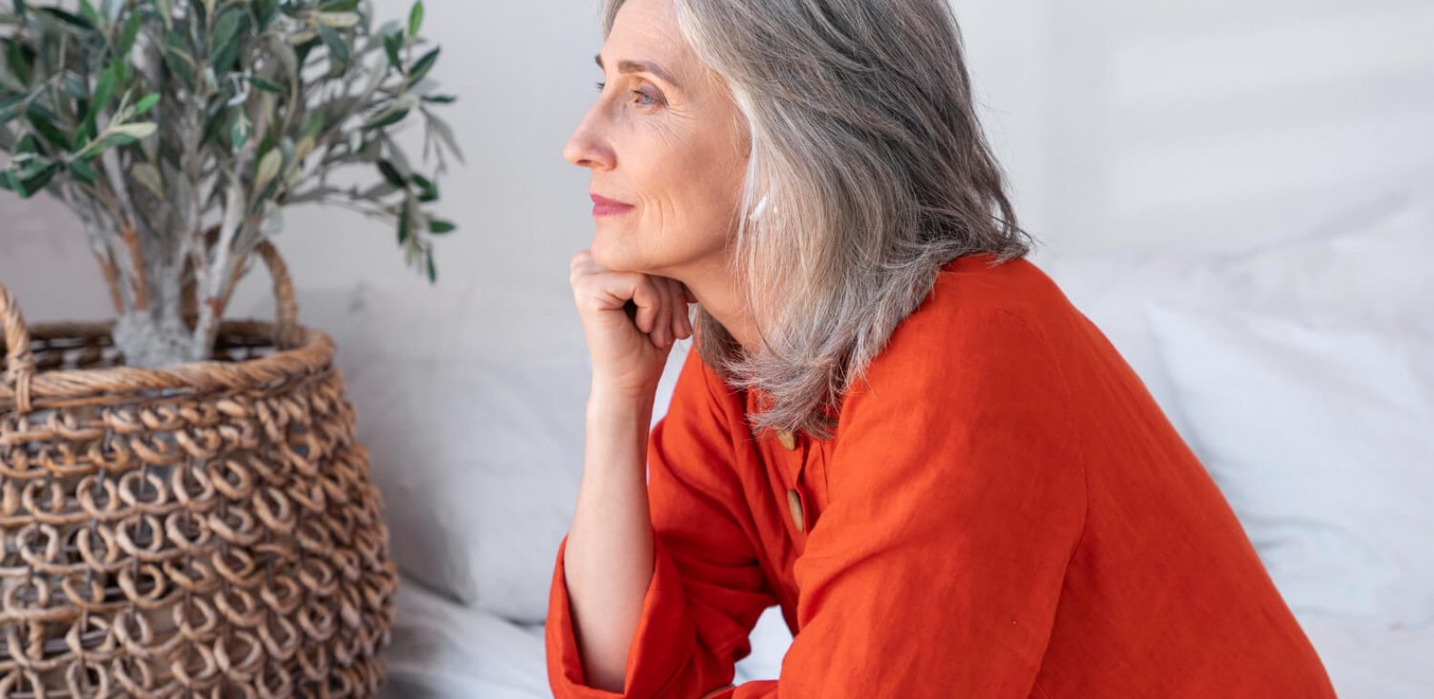 Routine bien-être spécial périménopause : alimentation, plantes et auto-soins Femme qui réfléchit