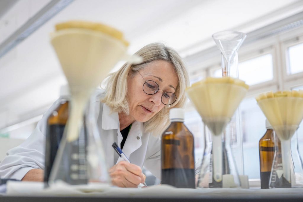 Employée de laboratoire A.Vogel