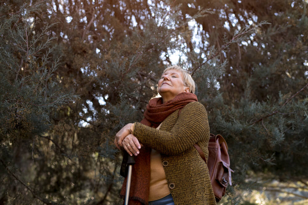 Femme d'âge mûr dans la nature en randonnée