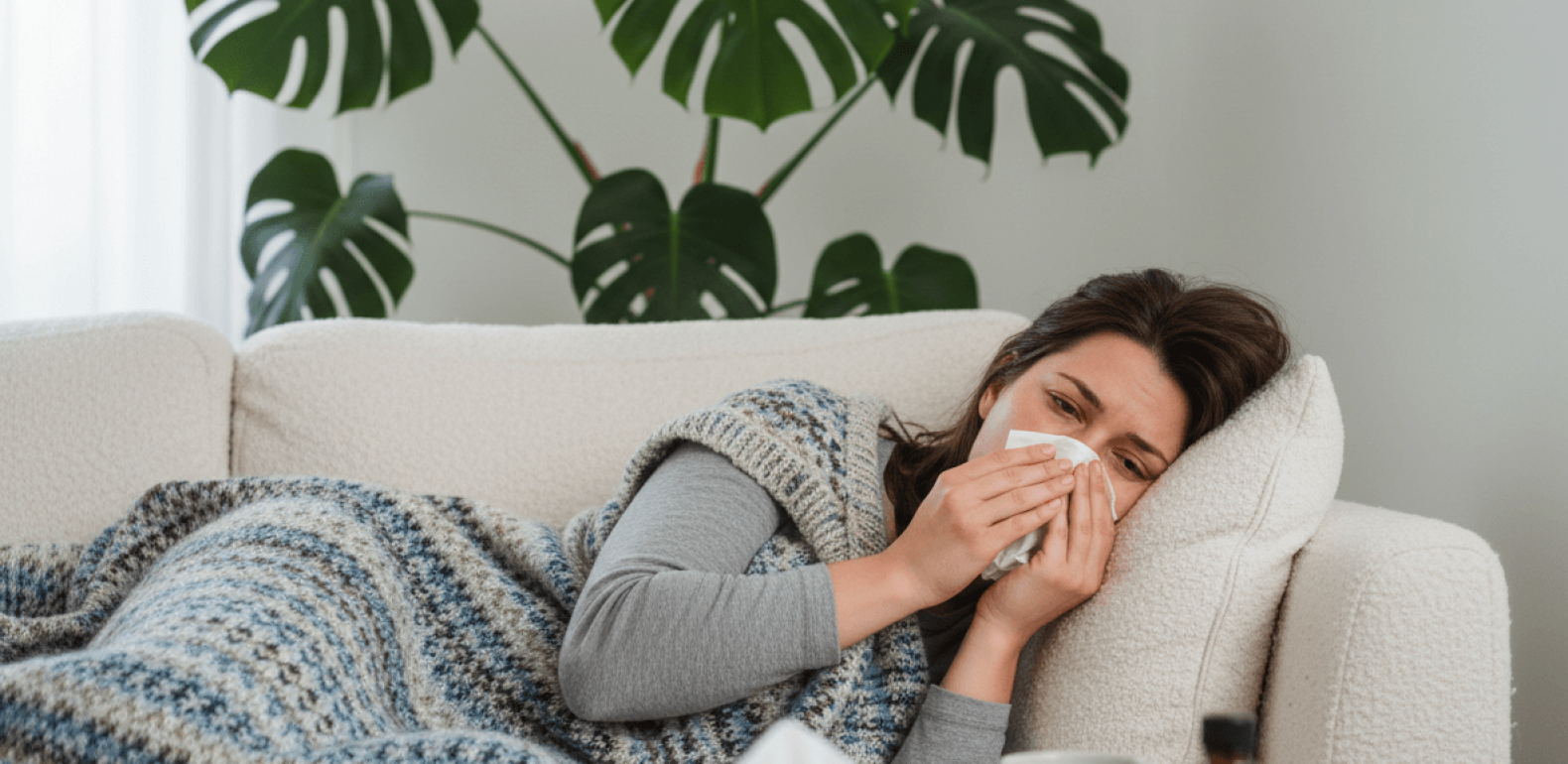 Femme malade avec une grippe dans son canapé