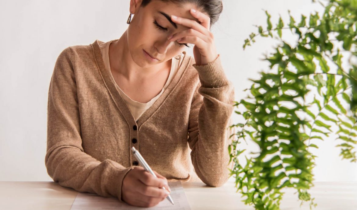 Femme qui fait le test périménopause