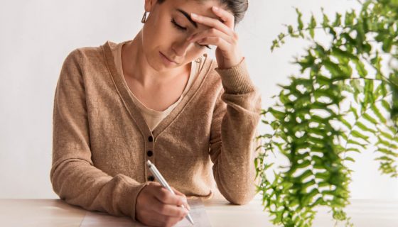 Femme qui fait le test périménopause