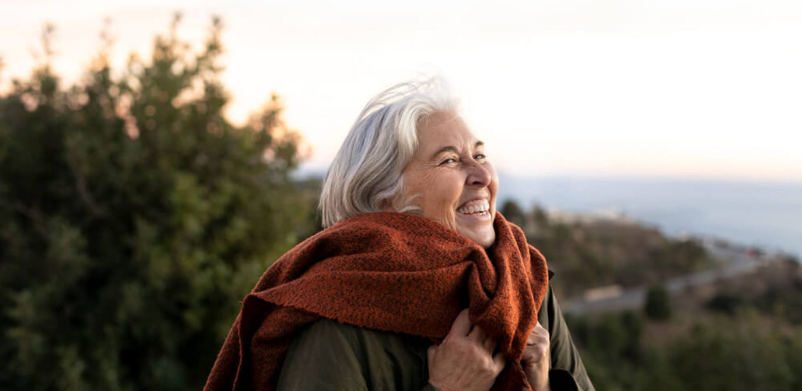 Femme âgée dans la nature heureuse