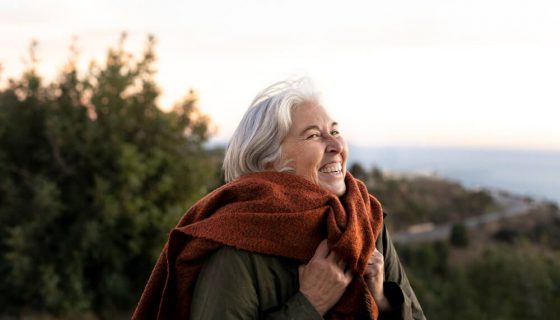 Femme âgée dans la nature heureuse