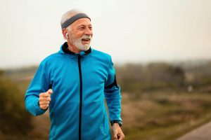 Homme âgé qui fait un jogging