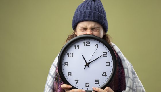 Changement d&rsquo;heure : pourquoi ça perturbe notre sommeil (et comment s&rsquo;y préparer)