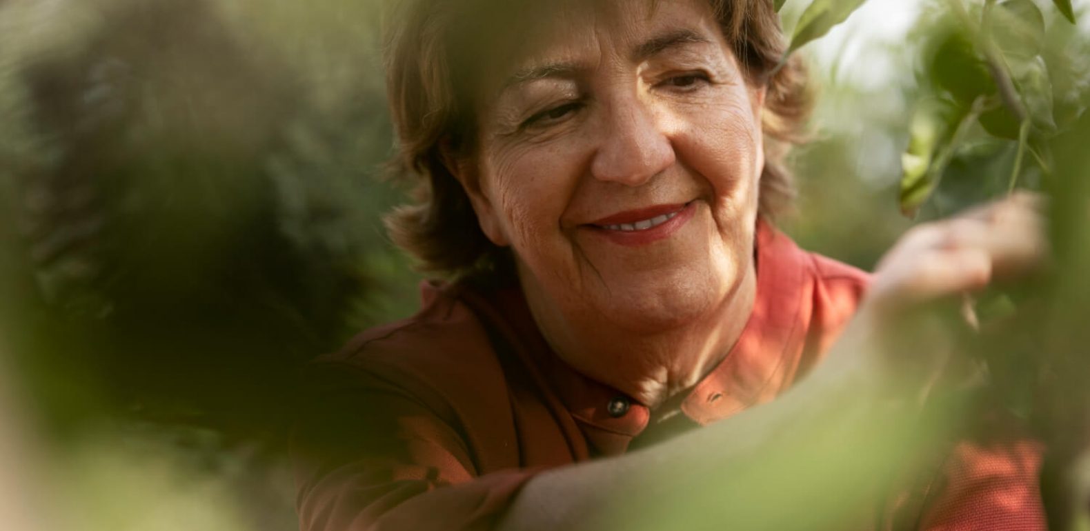 Femme âgée dans la nature