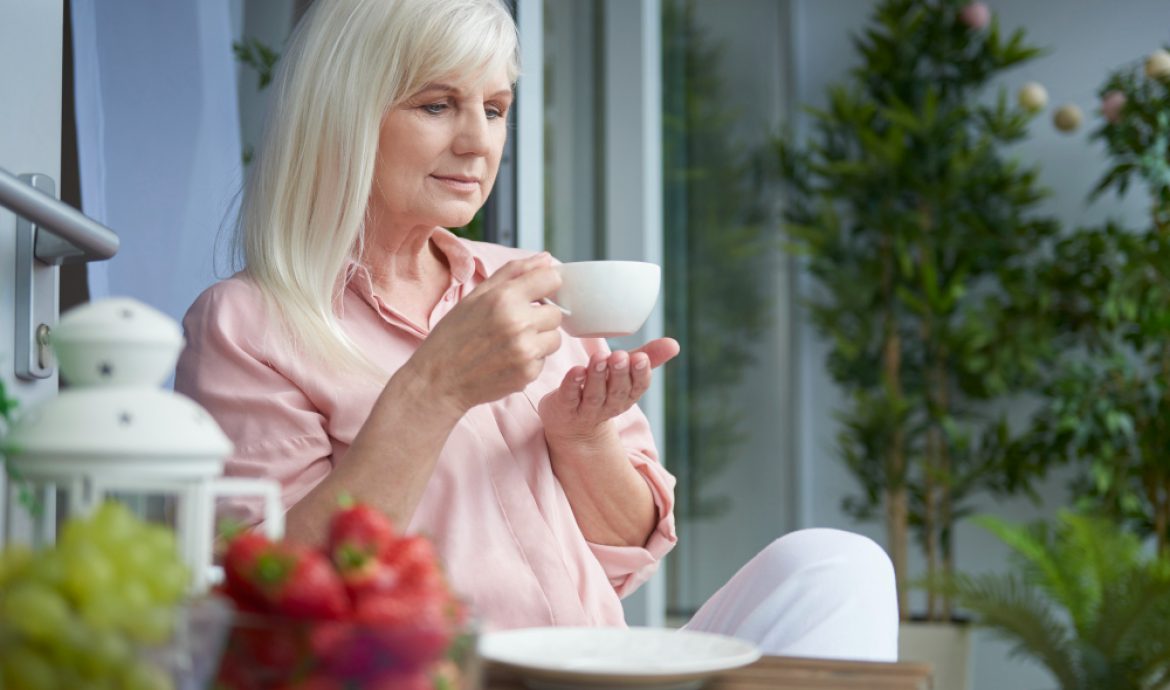 Femme âgée qui boit une tisane
