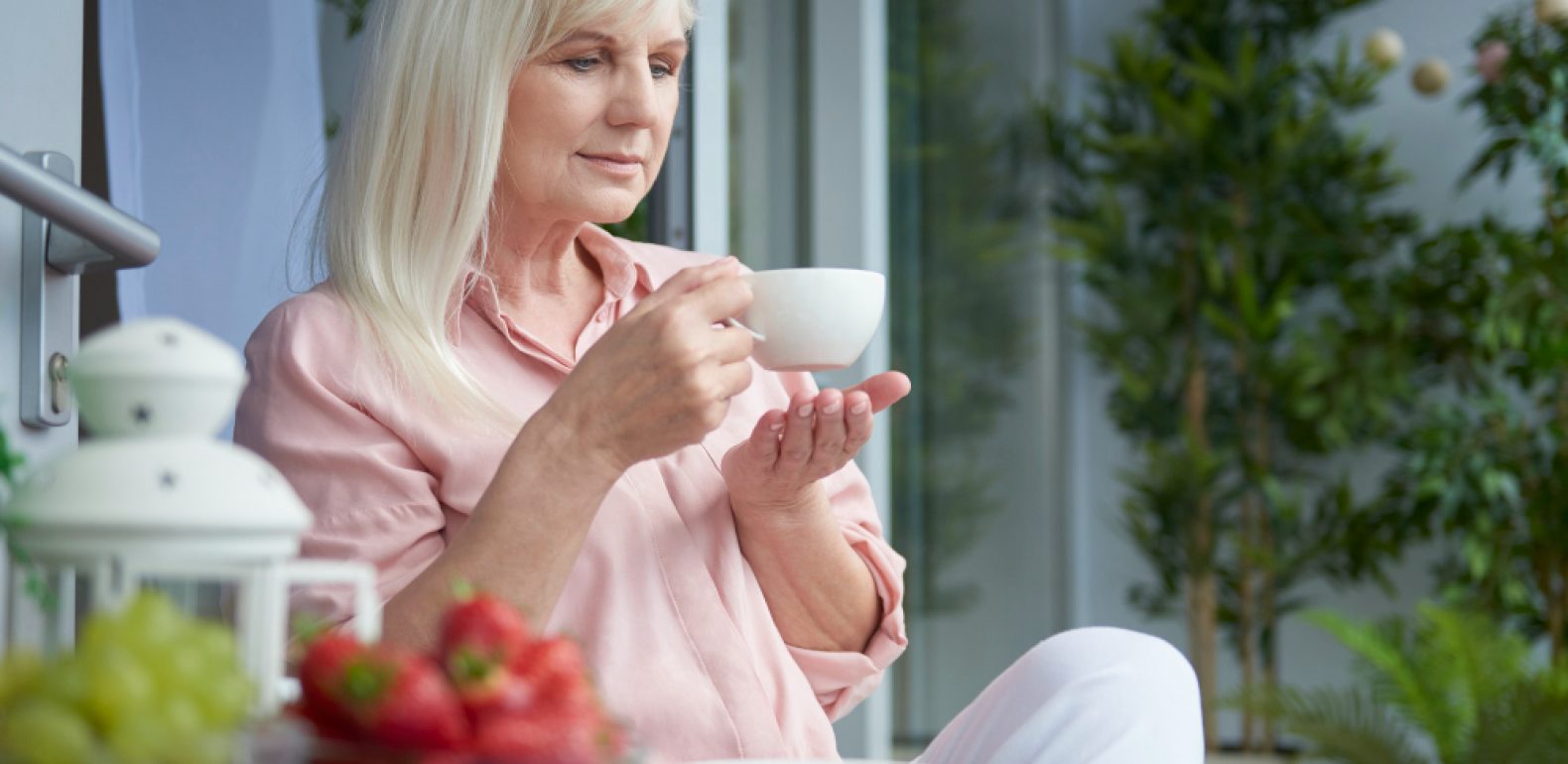 Femme âgée qui boit une tisane