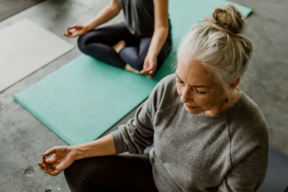 Femme ménopausée qui fait du yoga