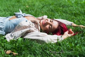 Femme qui dort dans l'herbe