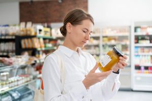 Personne qui regarde l'étiquette d'un produit dans un supermarché