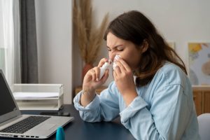 Femme qui se rince le nez à cause des allergies