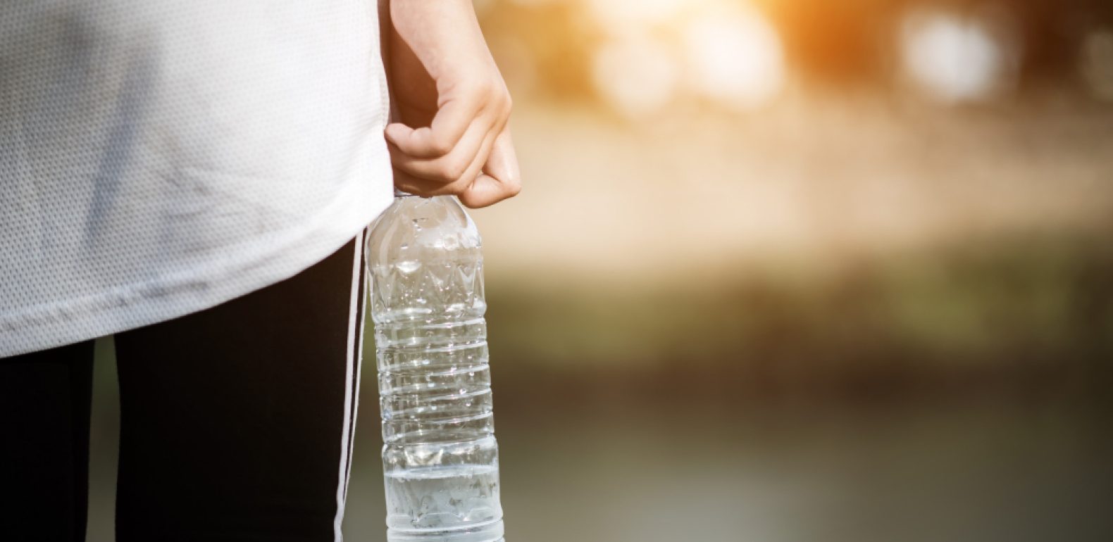 Femme qui tient une bouteille d'eau
