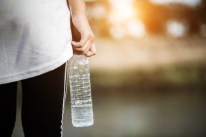 Femme qui tient une bouteille d'eau