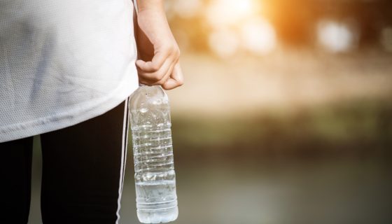 Femme qui tient une bouteille d'eau