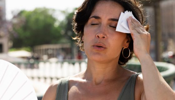Pourquoi votre tension artérielle change en été (et comment aider votre organisme naturellement)