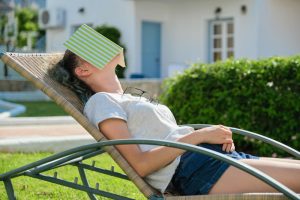 Femme qui dort sur un transat