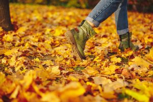 Personne qui marche dans les feuilles mortes