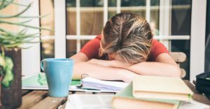 Enfant fatigué par sa rentrée scolaire
