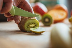 Couteau qui coupe un kiwi