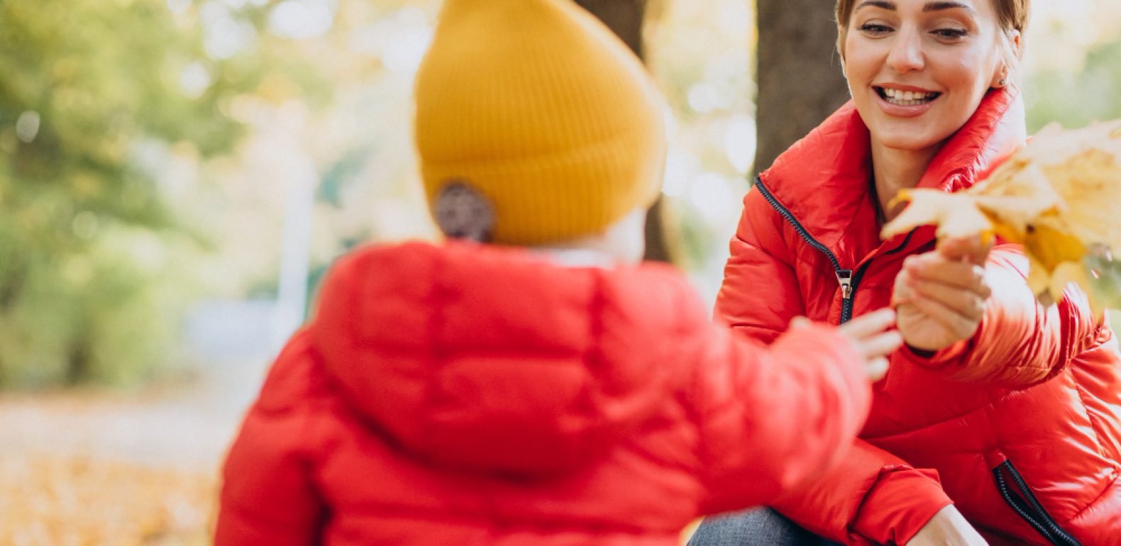 Femme avec son fils dans un parc en automne